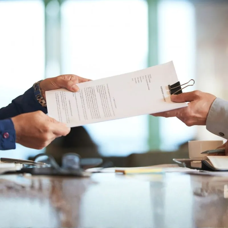 Notarial təsdiq üçün sənədin əsli lazımdırmı?
Sənədin növündən və həyata keçiriləcək notariat hərəkətindən asılıdır. İlkin qiymətləndirmə və tərcüməyə başlamaq üçün əksər hallarda sənədin keyfiyyətli skanı və ya aydın fotoşəkli kifayət edir. Lakin notarial təsdiq mərhələsində sənədin əsli tələb oluna bilər.
