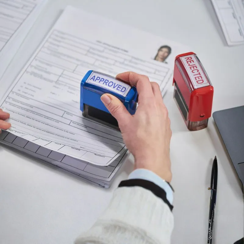 Notarial tərcümə prosesi sənədin ilkin yoxlanılması ilə başlayır. Sənədin hansı dilə tərcümə ediləcəyi, harada istifadə olunacağı və notarial təsdiq tələb olunub-olunmadığı müəyyənləşdirilir.